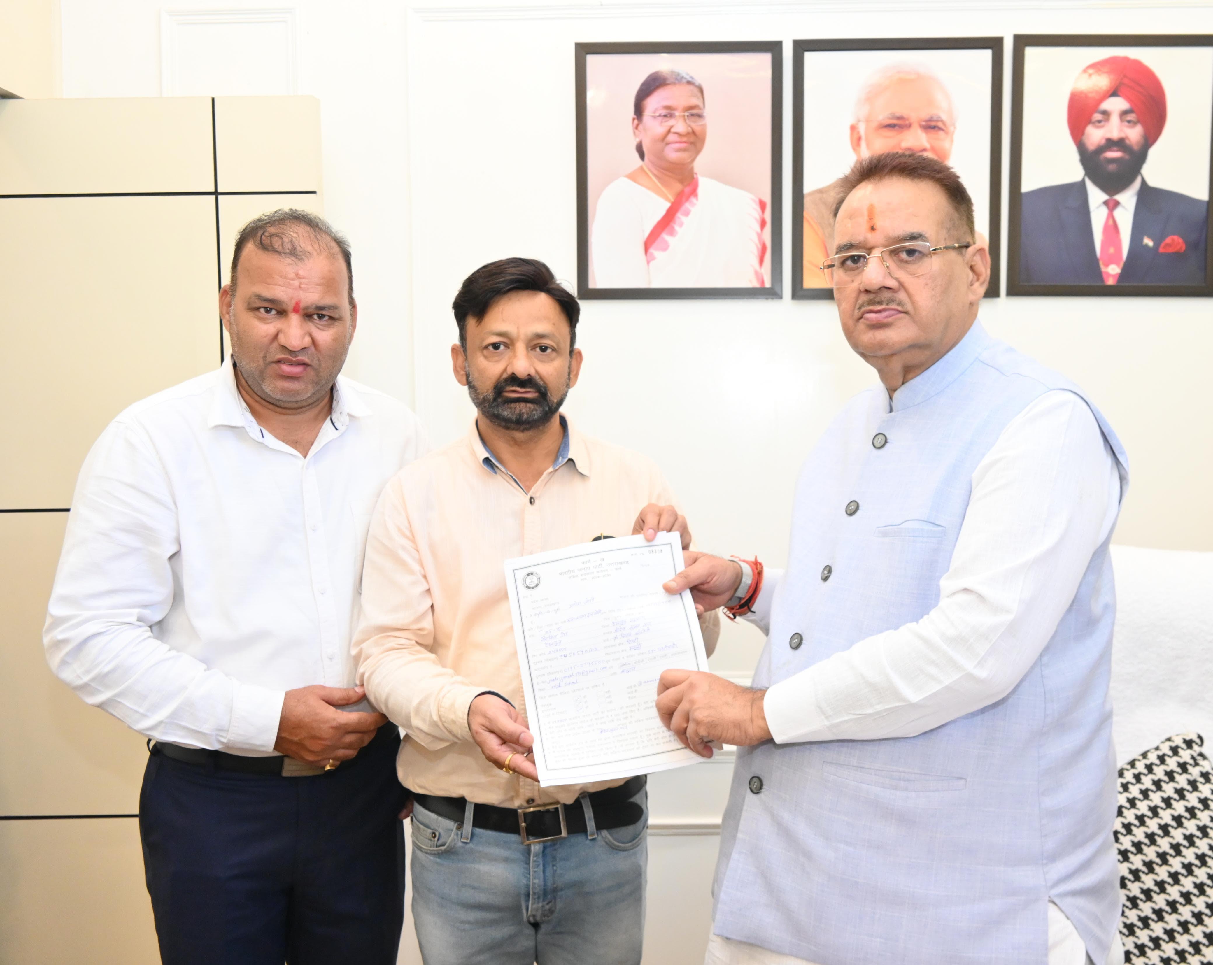 आवेदन पत्र सौंपते कैबिनेट मंत्री गणेश जोशी आवेदन पत्र सौंपते कैबिनेट मंत्री गणेश जोशी
