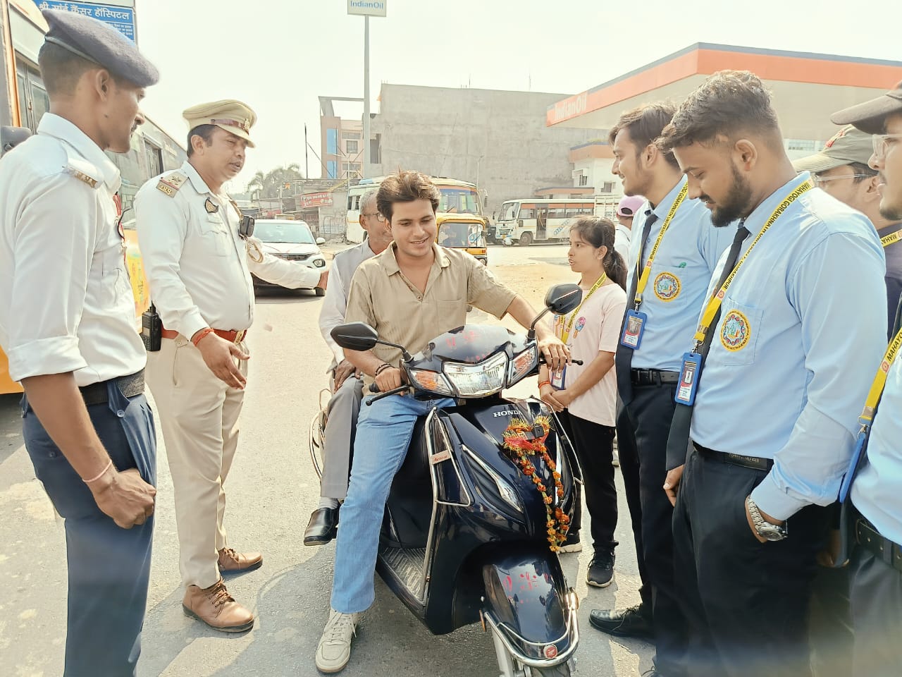 सडक सुरक्षा अभियान में लोगों को किया जागरूक* सडक सुरक्षा अभियान में लोगों को किया जागरूक*