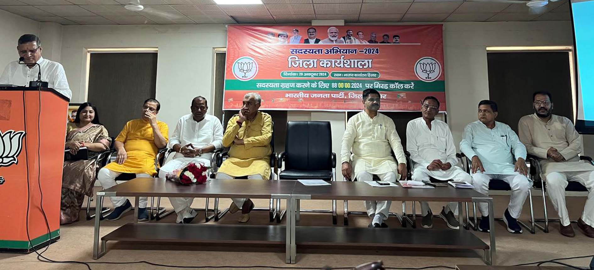 बैठक को संबोधित करते पूर्व मंत्री कंवरपाल गुर्जर बैठक को संबोधित करते पूर्व मंत्री कंवरपाल गुर्जर
