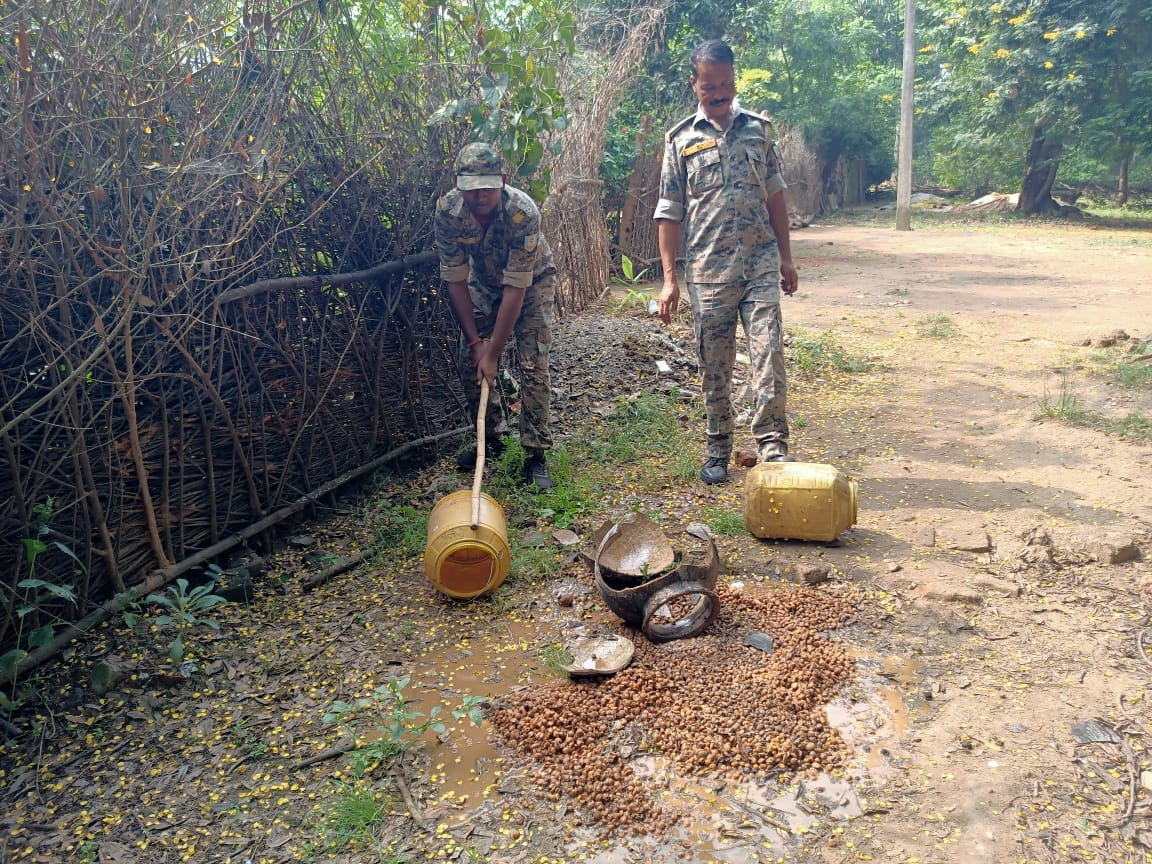 जावा महुआ नष्ट करती पुलिस जावा महुआ नष्ट करती पुलिस