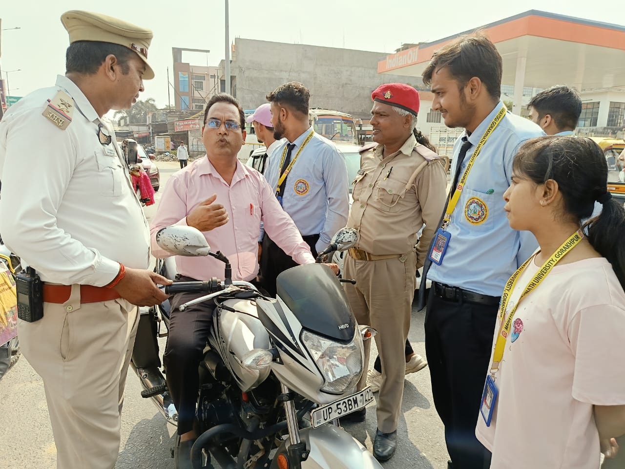 सडक सुरक्षा अभियान में लोगों को किया जागरूक* सडक सुरक्षा अभियान में लोगों को किया जागरूक*