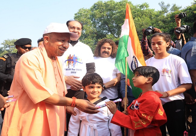 सीएम याेगी ने दिखााई हरी झण्डी सीएम याेगी ने दिखााई हरी झण्डी