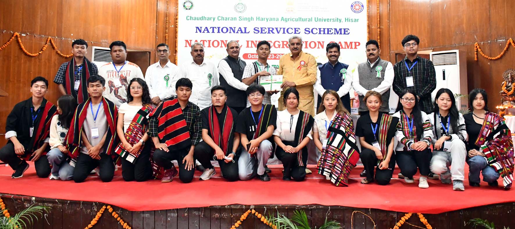 मंच पर उपस्थित मुख्यातिथि एवं अन्य मंच पर उपस्थित मुख्यातिथि एवं अन्य