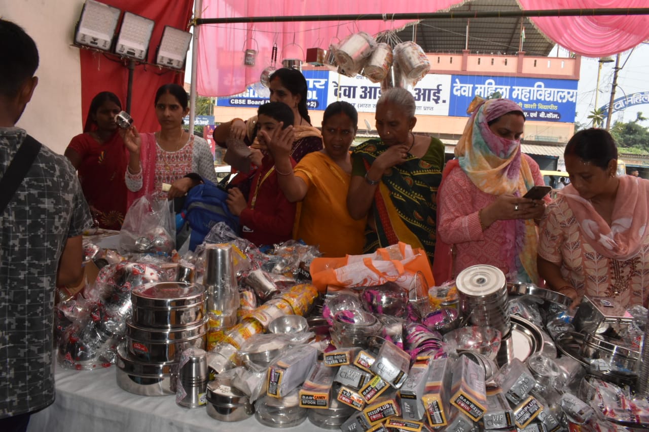 बाजारों में उमड़ी भीड़: फोटो बच्चा गुप्ता बाजारों में उमड़ी भीड़: फोटो बच्चा गुप्ता