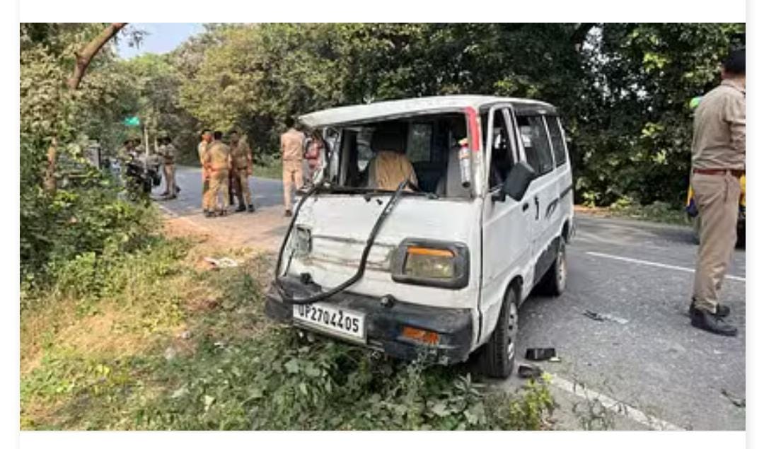मारुति वैन बाइक में भिड़ंत, पति-पत्नी बेटी की दर्दनाक मौत ,एक राहगीर घायल मारुति वैन बाइक में भिड़ंत, पति-पत्नी बेटी की दर्दनाक मौत ,एक राहगीर घायल