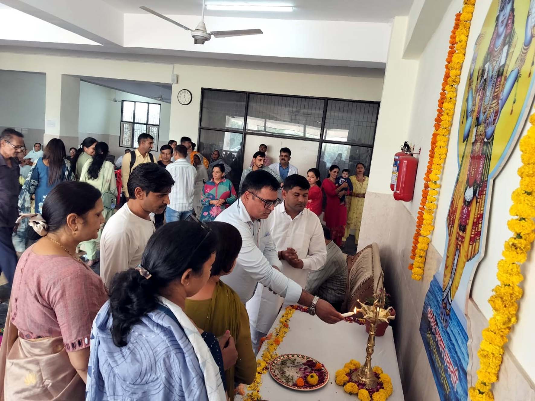 दीप प्रज्ज्वलन कर कार्यक्रम का शुभारंभ करते अतिथिगण। दीप प्रज्ज्वलन कर कार्यक्रम का शुभारंभ करते अतिथिगण।