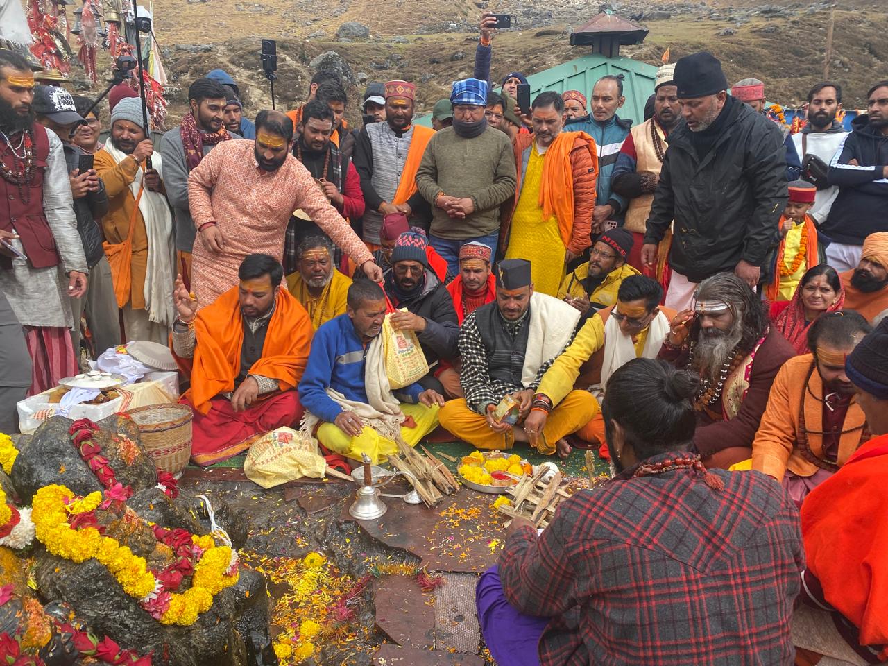 भुकुंट भैरवनाथ के कपाट बंद करने की प्रक्रिया करते मुख्य पुजारी शिव शंकर लिंग एवं तीर्थ पुरोहित भुकुंट भैरवनाथ के कपाट बंद करने की प्रक्रिया करते मुख्य पुजारी शिव शंकर लिंग एवं तीर्थ पुरोहित
