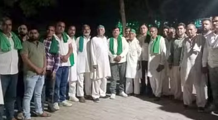 कार्यावाही की मांग करते किसान कार्यावाही की मांग करते किसान