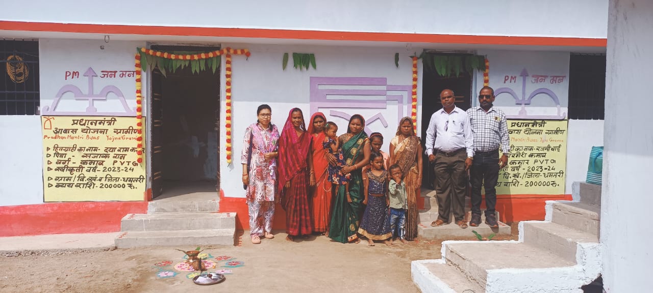 धनतेरस में जलसा मनाकर गृह प्रवेश करते हुए हितग्राही। धनतेरस में जलसा मनाकर गृह प्रवेश करते हुए हितग्राही।