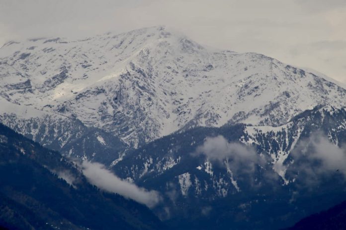 कश्मीर घाटी के ऊंचे इलाकों में हुई ताजा बर्फबारी कश्मीर घाटी के ऊंचे इलाकों में हुई ताजा बर्फबारी