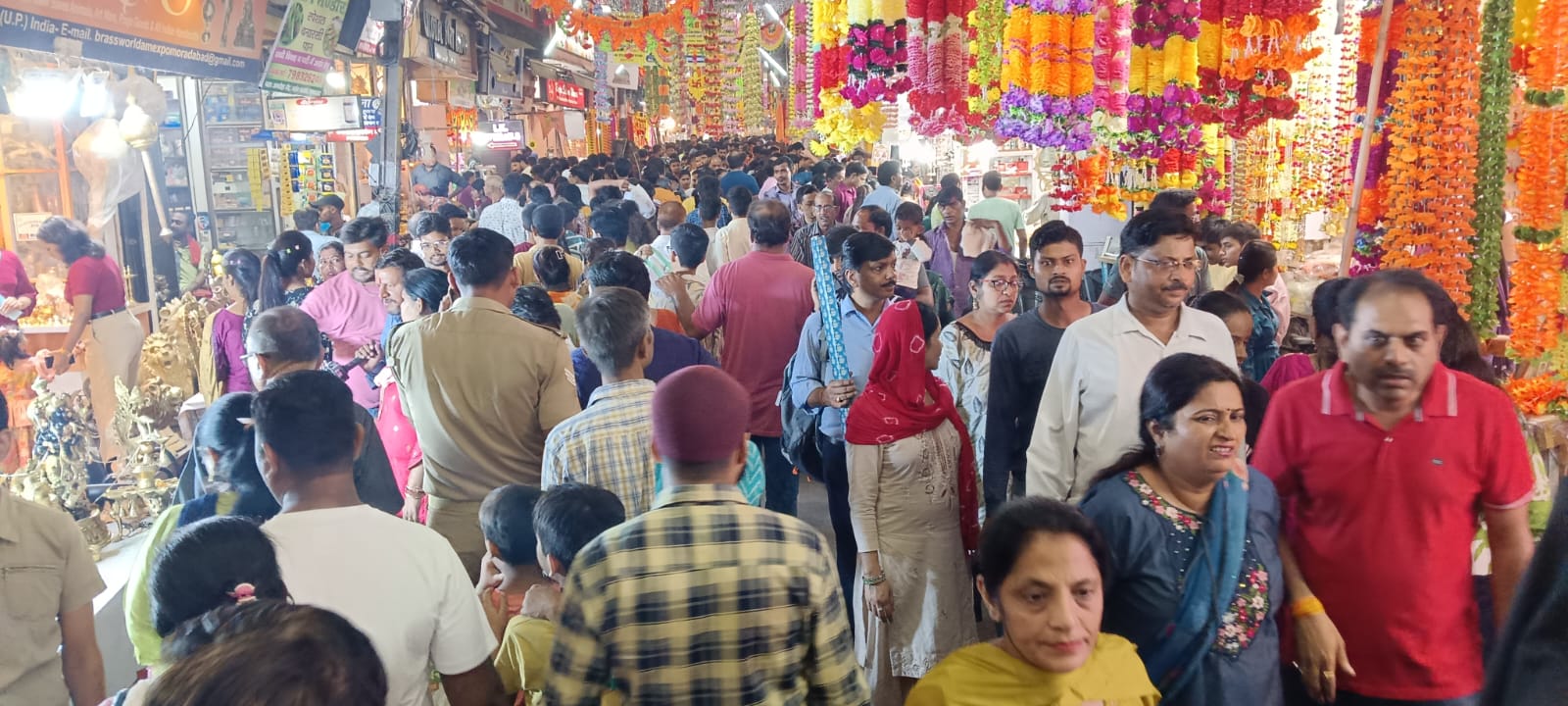 पीतलनगरी मुरादाबाद में मंगलवार को धनतेरस पर खरीदारी के लिए लाेगाें की भीड पीतलनगरी मुरादाबाद में मंगलवार को धनतेरस पर खरीदारी के लिए लाेगाें की भीड