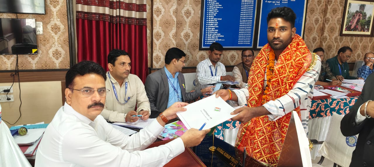 नामांकन करते पनेश्वर महतो नामांकन करते पनेश्वर महतो