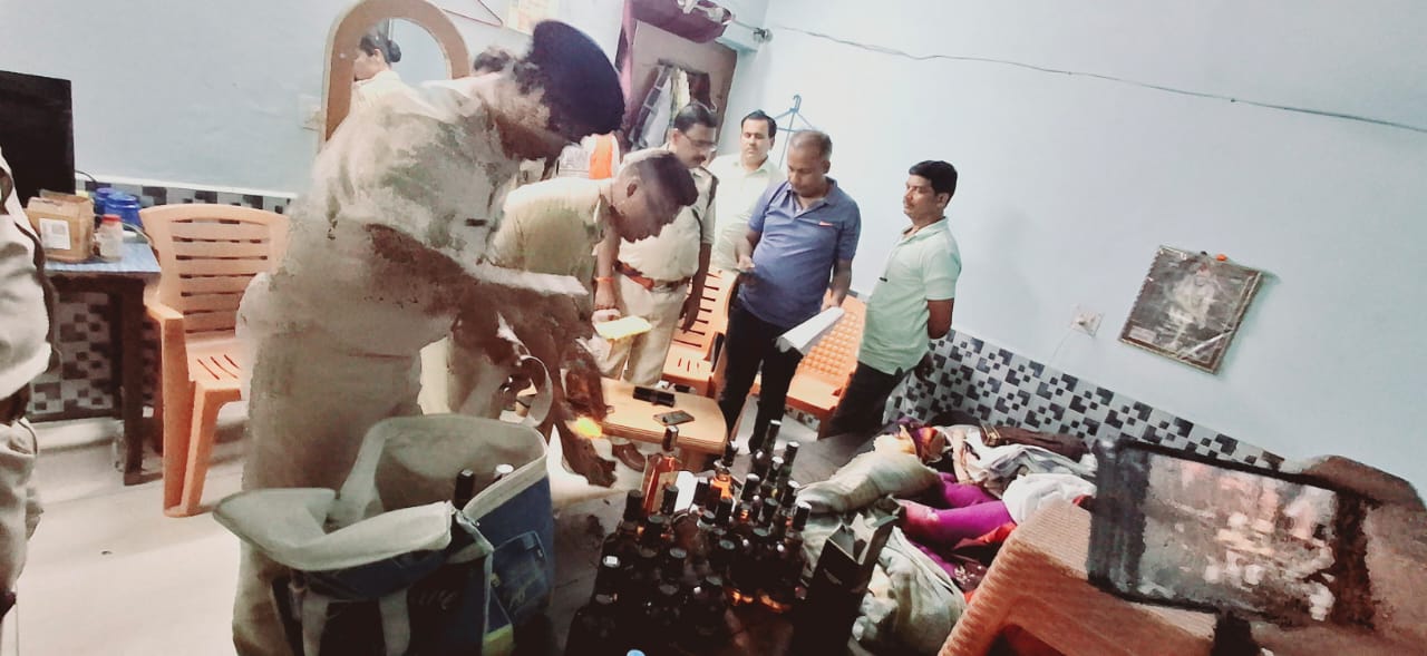 छापेमारी करती पुलिस छापेमारी करती पुलिस