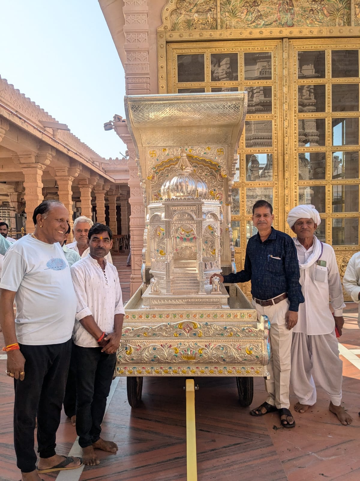 चित्तौड़गढ़ जिले के सांवलियाजी मंदिर में दो श्रद्धालुओं ने भेंट की चांदी की पालकी व रथ चित्तौड़गढ़ जिले के सांवलियाजी मंदिर में दो श्रद्धालुओं ने भेंट की चांदी की पालकी व रथ
