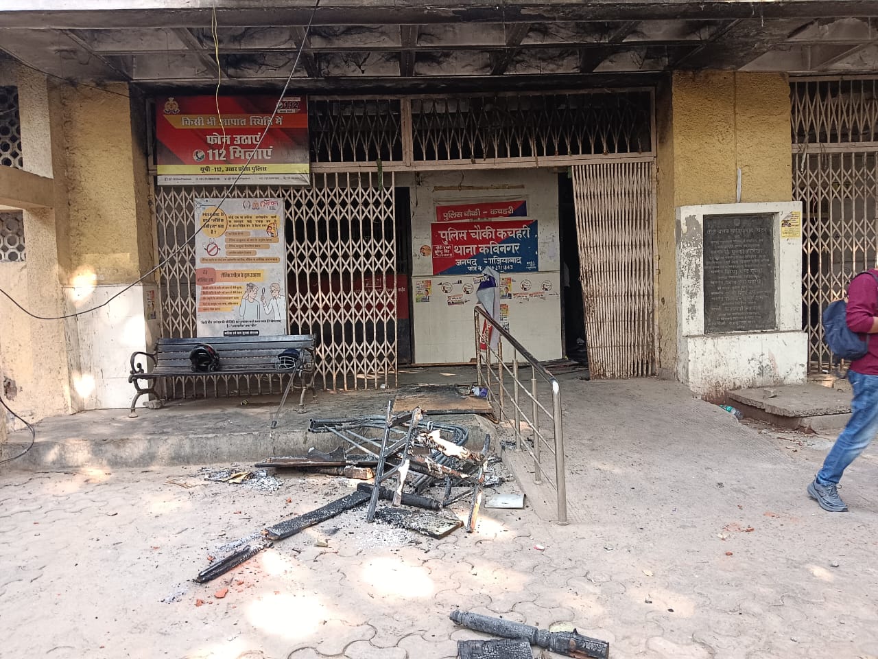 पुलिस चौकी में की गई तोड़फोड़ पुलिस चौकी में की गई तोड़फोड़