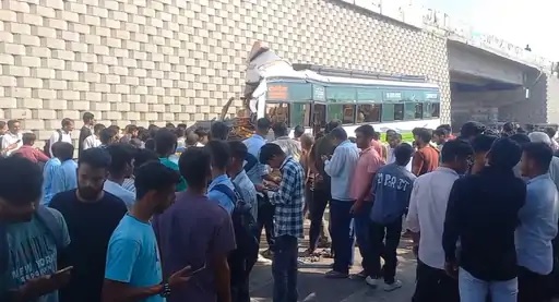 बस ड्राइवर साइड से पुलिया से टकराई थी। बस का आधा हिस्सा चकनाचूर हो गया है। बस ड्राइवर साइड से पुलिया से टकराई थी। बस का आधा हिस्सा चकनाचूर हो गया है।