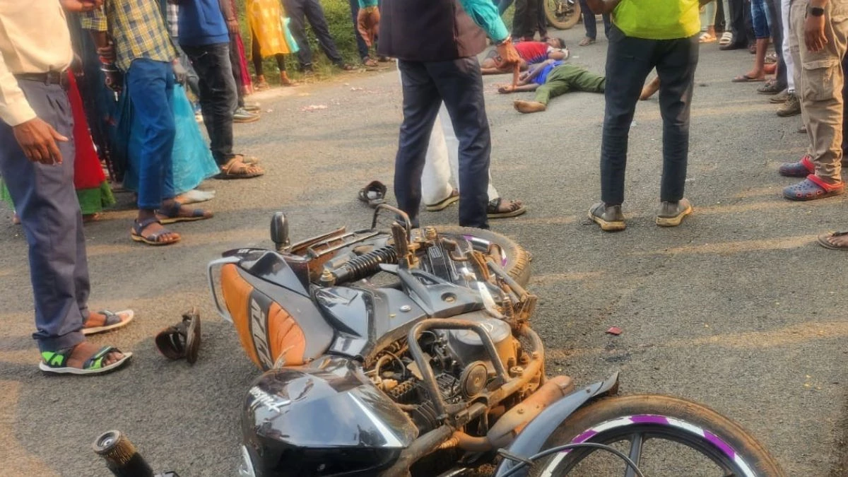 तेज रफ्तार हाईवा ट्रक ने बाइक काे मारी टक्कर तेज रफ्तार हाईवा ट्रक ने बाइक काे मारी टक्कर