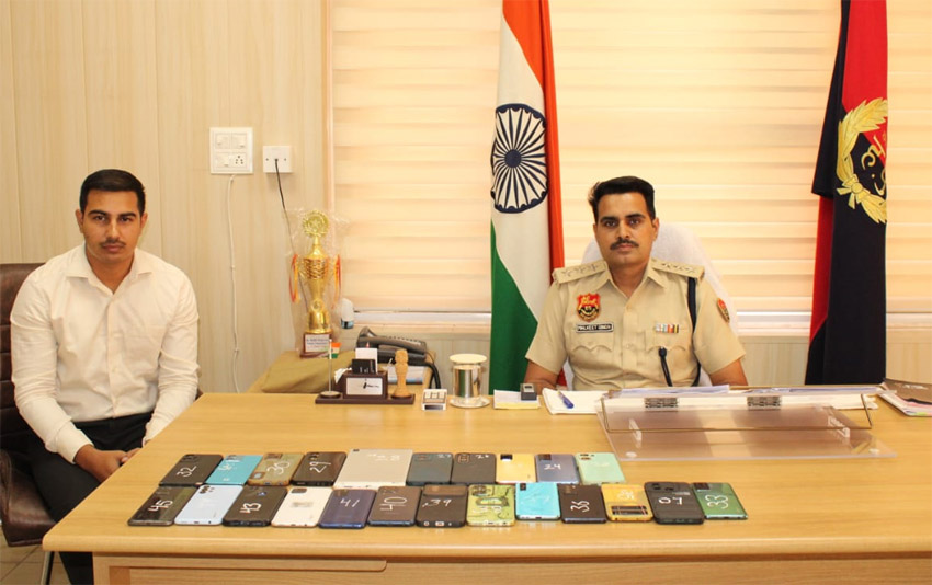 29 Snp-9     सोनीपत: सहायक पुलिस आयुक्त मुख्यालय गुमशुदा         बरामद फोन की जानकारी देते हुए अधिकारी।