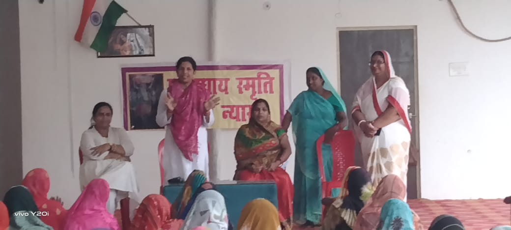 गरीब महिलाओं में साड़ी वितरण गरीब महिलाओं में साड़ी वितरण