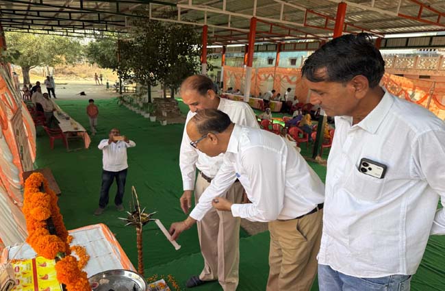 दीप प्रज्वलित कर कार्यक्रम का शुभारंभ करते जिला आयुर्वेद अधिकारी डा अजीत सिंह। दीप प्रज्वलित कर कार्यक्रम का शुभारंभ करते जिला आयुर्वेद अधिकारी डा अजीत सिंह।