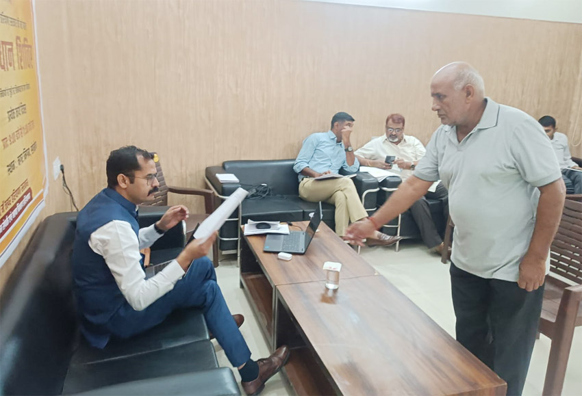 29 Snp- 11 सोनीपत: निगमायुक्त विश्राम मीणा ने समाधान शिविर में समस्याओं को सुनते हुए। 29 Snp- 11 सोनीपत: निगमायुक्त विश्राम मीणा ने समाधान शिविर में समस्याओं को सुनते हुए।