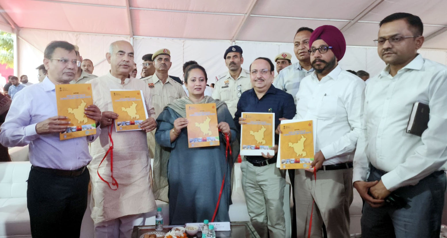 स्वास्थ्य मंत्री आरती राव, विधायक मूलचंद शर्मा, सीईओ जिला परीक्षा सतबीर मान स्टेट एक्शन प्लान क्लाइमेट चेंज एंड ह्यूमन हेल्थ का विमोचन करते हुए। स्वास्थ्य मंत्री आरती राव, विधायक मूलचंद शर्मा, सीईओ जिला परीक्षा सतबीर मान स्टेट एक्शन प्लान क्लाइमेट चेंज एंड ह्यूमन हेल्थ का विमोचन करते हुए।