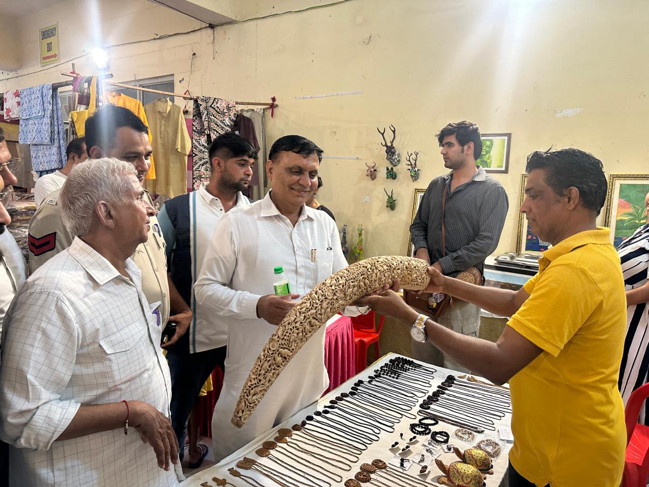 हस्तशिल्प उत्सव में विख्यात बोंदवाल परिवार की राष्ट्रीय पुरस्कार प्राप्त हाथी दांत में बनी कृति को देखते बहादुरगढ़ के विधायक राजेश जून। हस्तशिल्प उत्सव में विख्यात बोंदवाल परिवार की राष्ट्रीय पुरस्कार प्राप्त हाथी दांत में बनी कृति को देखते बहादुरगढ़ के विधायक राजेश जून।