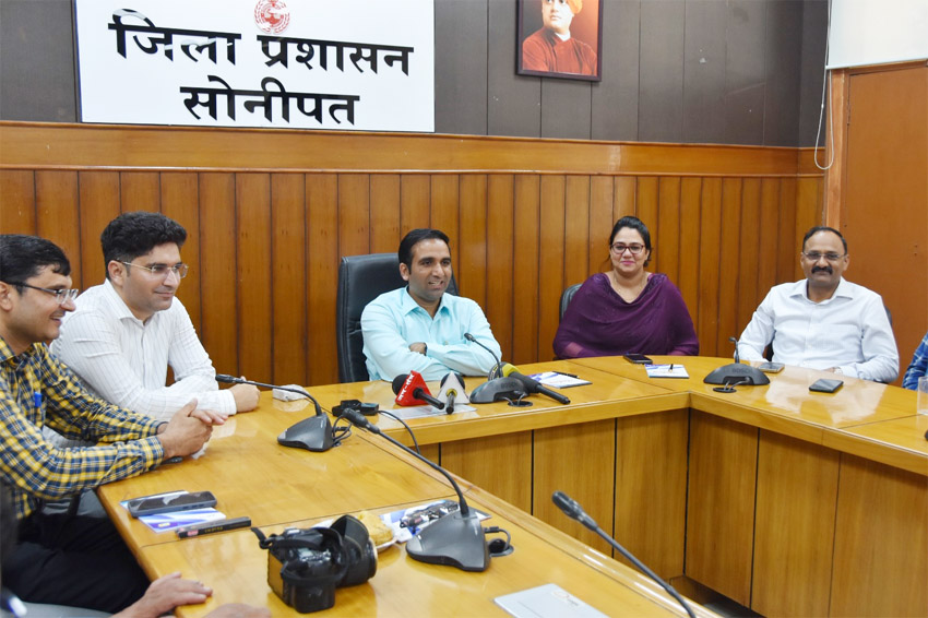 29 Snp-6 सोनीपत: त्योहारी सीजन को लेकर उपायुक्त डॉ. मनोज कुमार लघु सचिवालय में पत्रकारवार्ता करते हुए। 29 Snp-6 सोनीपत: त्योहारी सीजन को लेकर उपायुक्त डॉ. मनोज कुमार लघु सचिवालय में पत्रकारवार्ता करते हुए।