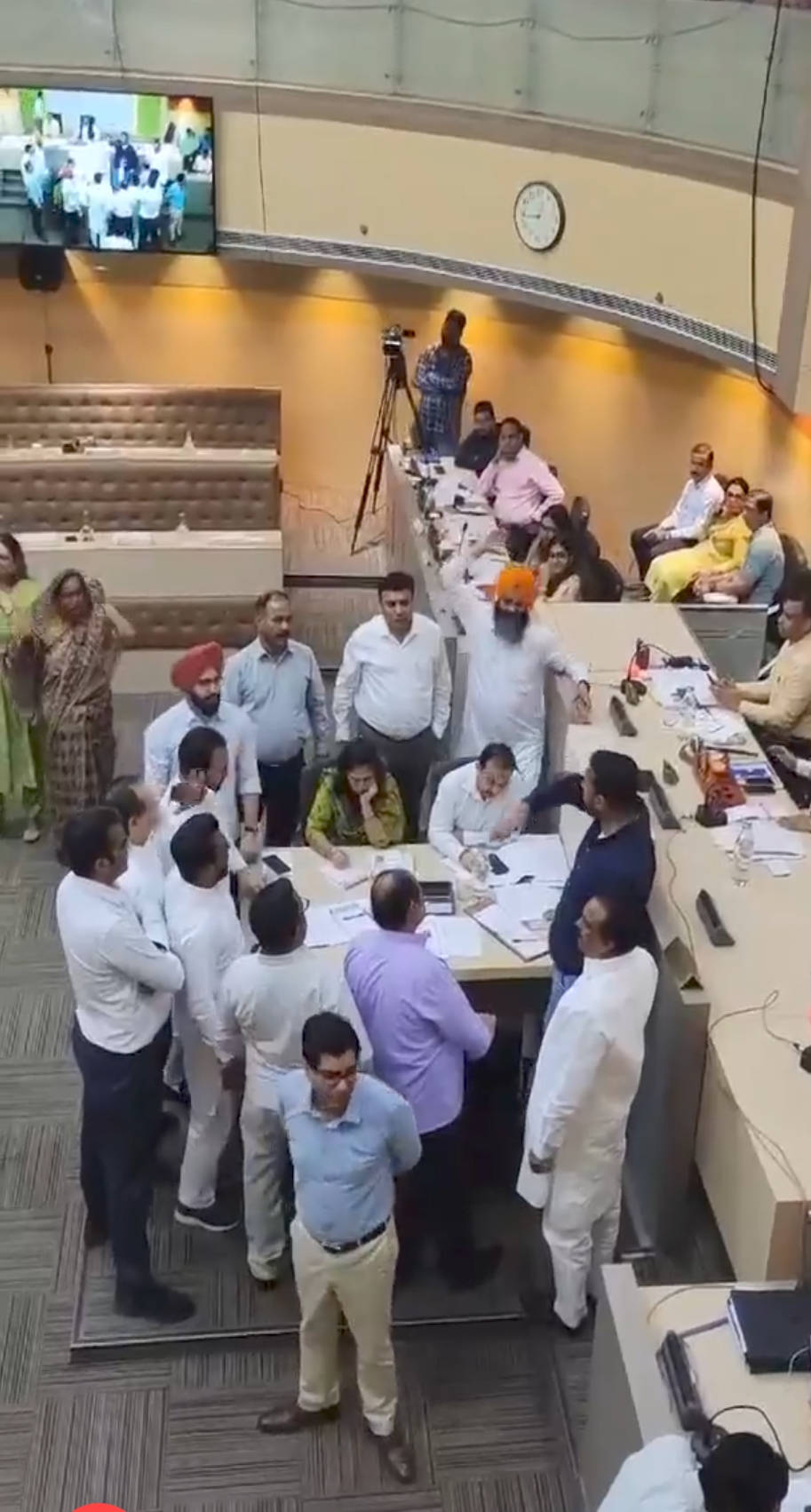 अदालत में हंगामा करते वकील अदालत में हंगामा करते वकील