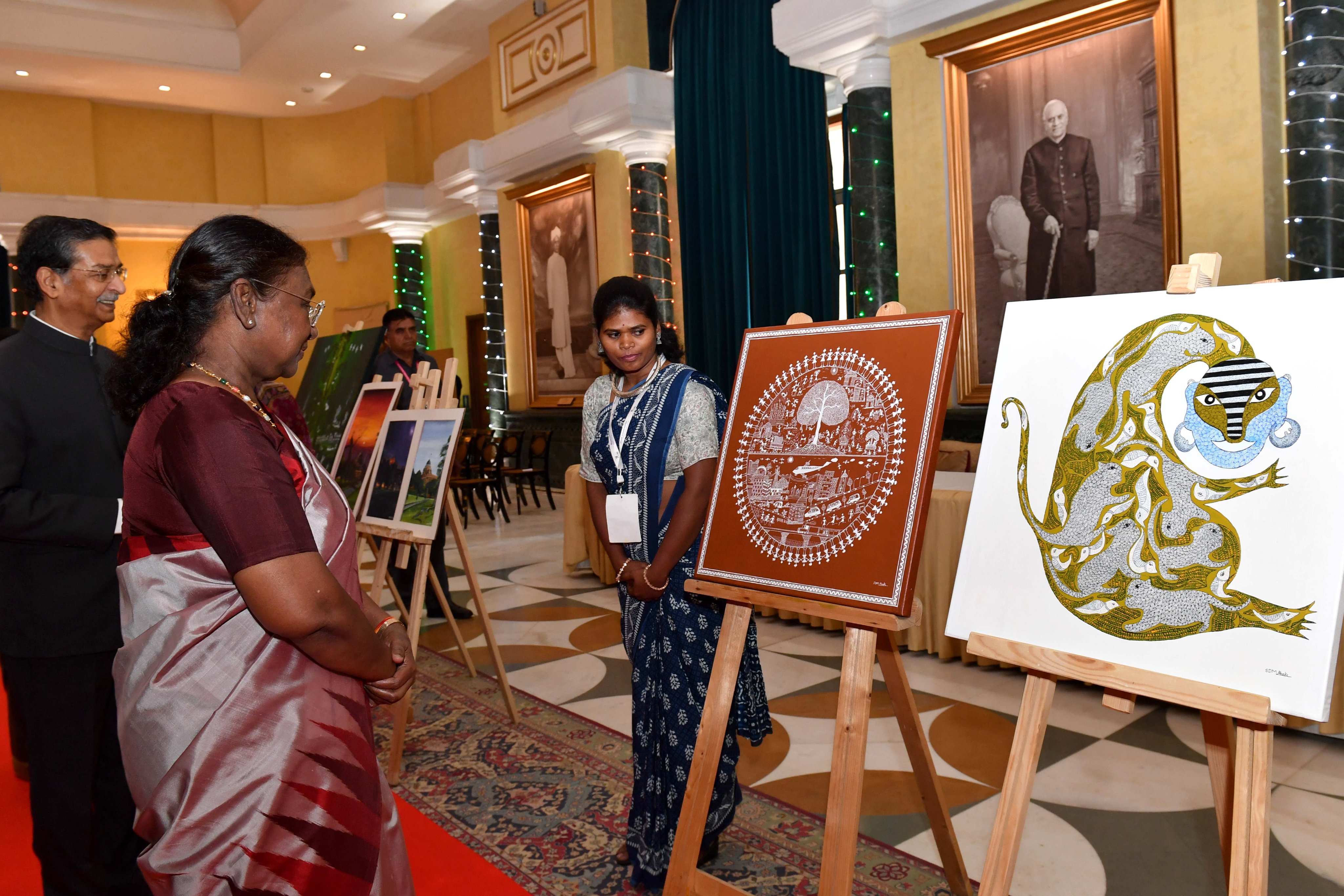 राष्ट्रपति द्रौपदी मुर्मु मंगलवार को राष्ट्रपति भवन में कला प्रदर्शनी देखती हुईं राष्ट्रपति द्रौपदी मुर्मु मंगलवार को राष्ट्रपति भवन में कला प्रदर्शनी देखती हुईं