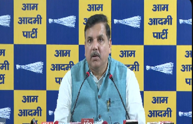 राज्यसभा सांसद संजय सिंह ने प्रेस वार्ता कर केंद्र सरकार एयरलाइंस को उड़ाने की धमकी पर सवाल किया राज्यसभा सांसद संजय सिंह ने प्रेस वार्ता कर केंद्र सरकार एयरलाइंस को उड़ाने की धमकी पर सवाल किया