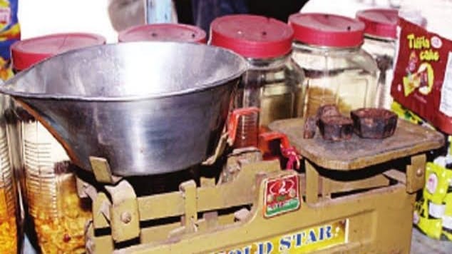 घटतौली के साथ खामियां मिलने पर 32 दुकानदारों का चालान घटतौली के साथ खामियां मिलने पर 32 दुकानदारों का चालान