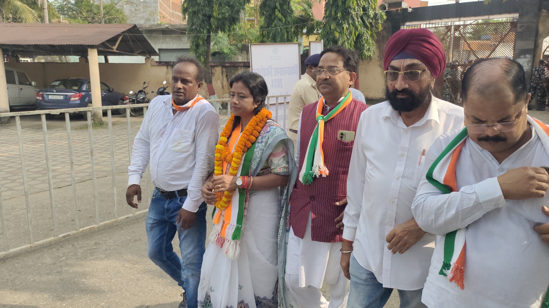 नामांकन करने पहुंचे ममता देवी नामांकन करने पहुंचे ममता देवी