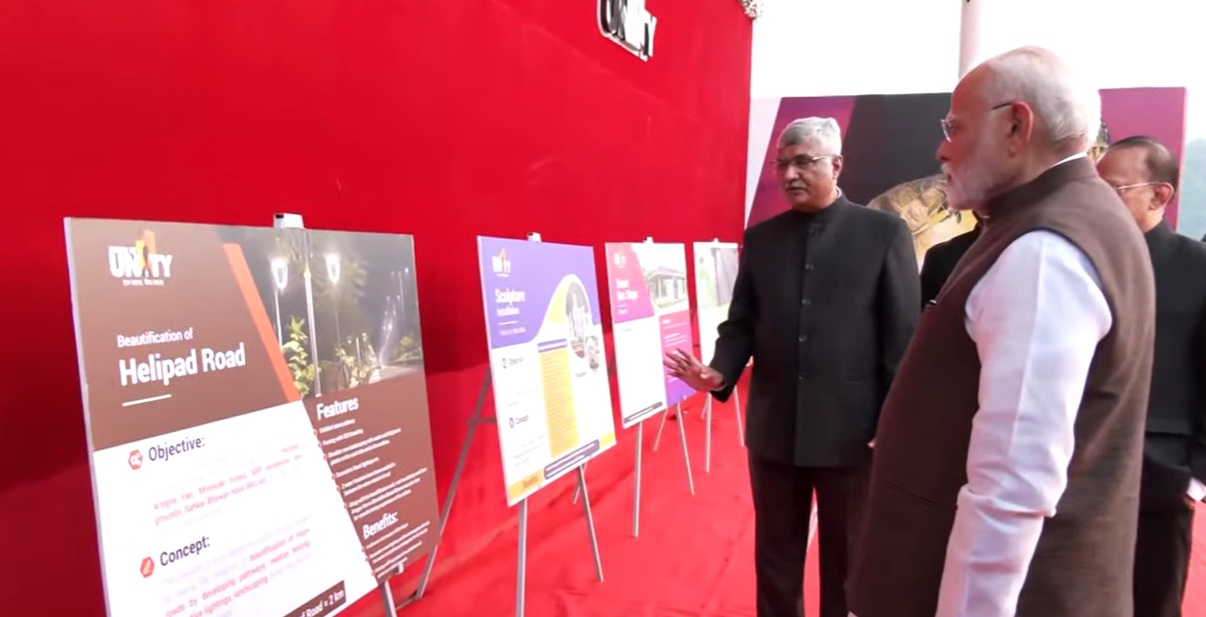 एकता नगर में विकास प्रकल्पों की भेंट देते पीएम नरेन्द्र मोदी एकता नगर में विकास प्रकल्पों की भेंट देते पीएम नरेन्द्र मोदी