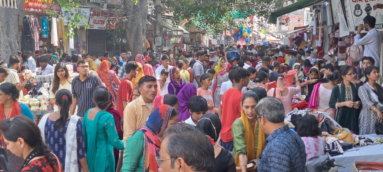 शहर में उमड़ी ग्राहकों की भीड़। शहर में उमड़ी ग्राहकों की भीड़।