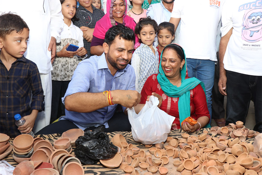30 Snp-2 सोनीपत: गन्नौर विधायक देवेंद्र कादियान ने शहर के कुम्हार मोहल्ले में मिट्टी के दीपक बेचते हुए। 30 Snp-2 सोनीपत: गन्नौर विधायक देवेंद्र कादियान ने शहर के कुम्हार मोहल्ले में मिट्टी के दीपक बेचते हुए।