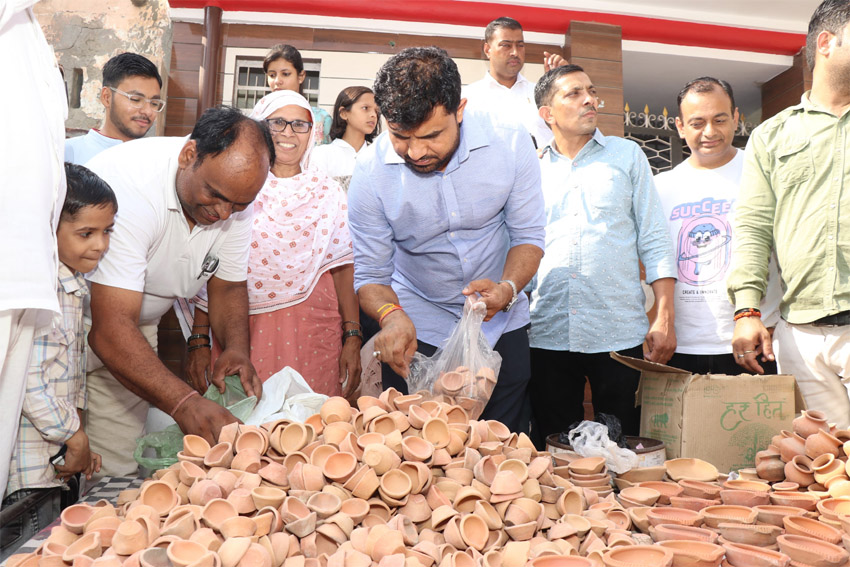 30 Snp-2 सोनीपत: गन्नौर विधायक देवेंद्र कादियान ने शहर के कुम्हार मोहल्ले में मिट्टी के दीपक बेचते हुए। 30 Snp-2 सोनीपत: गन्नौर विधायक देवेंद्र कादियान ने शहर के कुम्हार मोहल्ले में मिट्टी के दीपक बेचते हुए।
