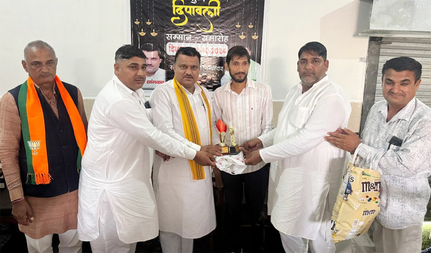 30 Snp-3     सोनीपत: नौकरी की खुशी और दीपावली     का जश्न एक मनाते हुए ग्रामीणों के साथ प्रदीप सांगवान।
