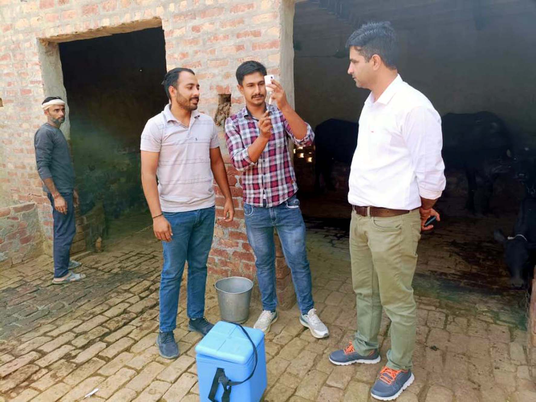 टीकाकरण का निरीक्षण करते हुए डा.रामनिवास बिश्नोई। टीकाकरण का निरीक्षण करते हुए डा.रामनिवास बिश्नोई।