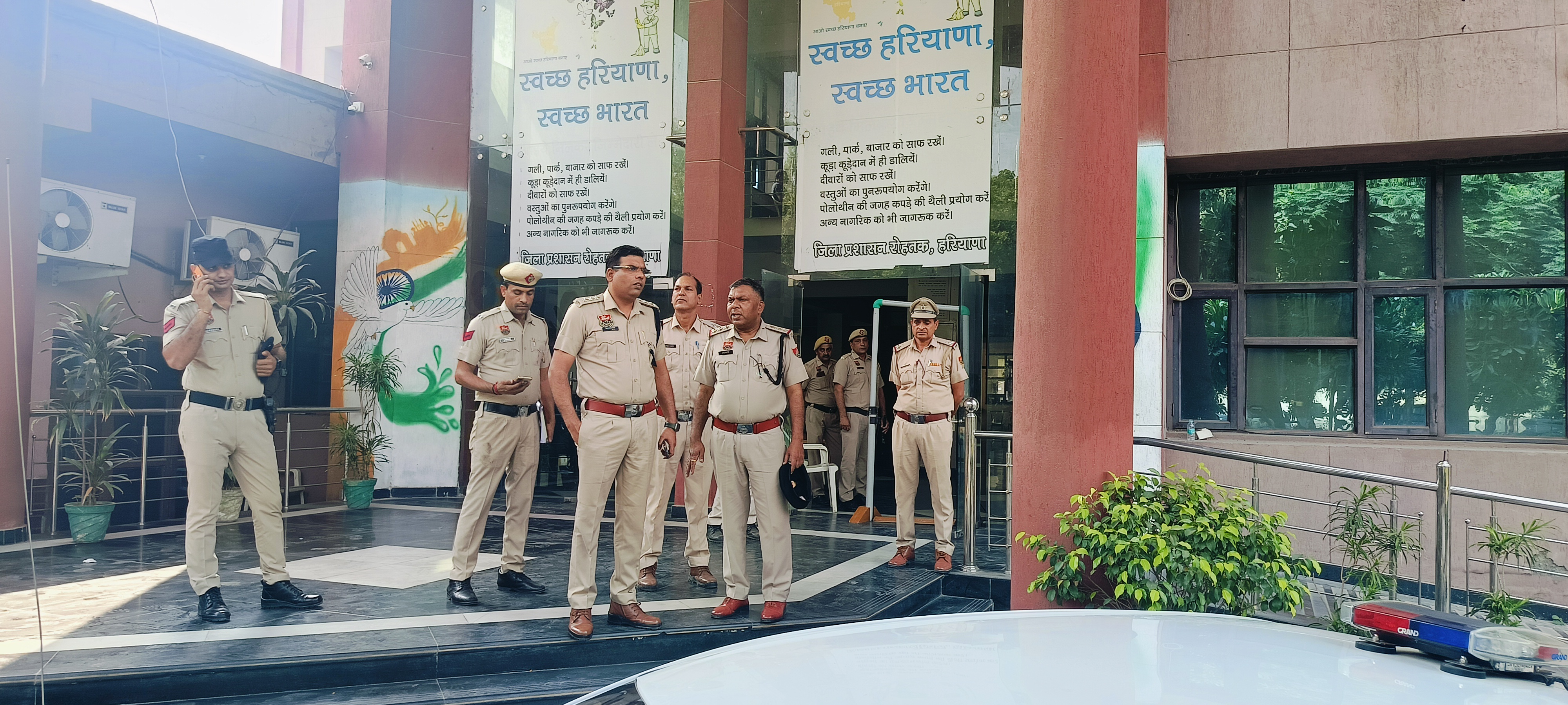 30आरटीके2 : जिला विकास भवन में सुरक्षा को लेकर तैनात पुलिसकर्मी -------------