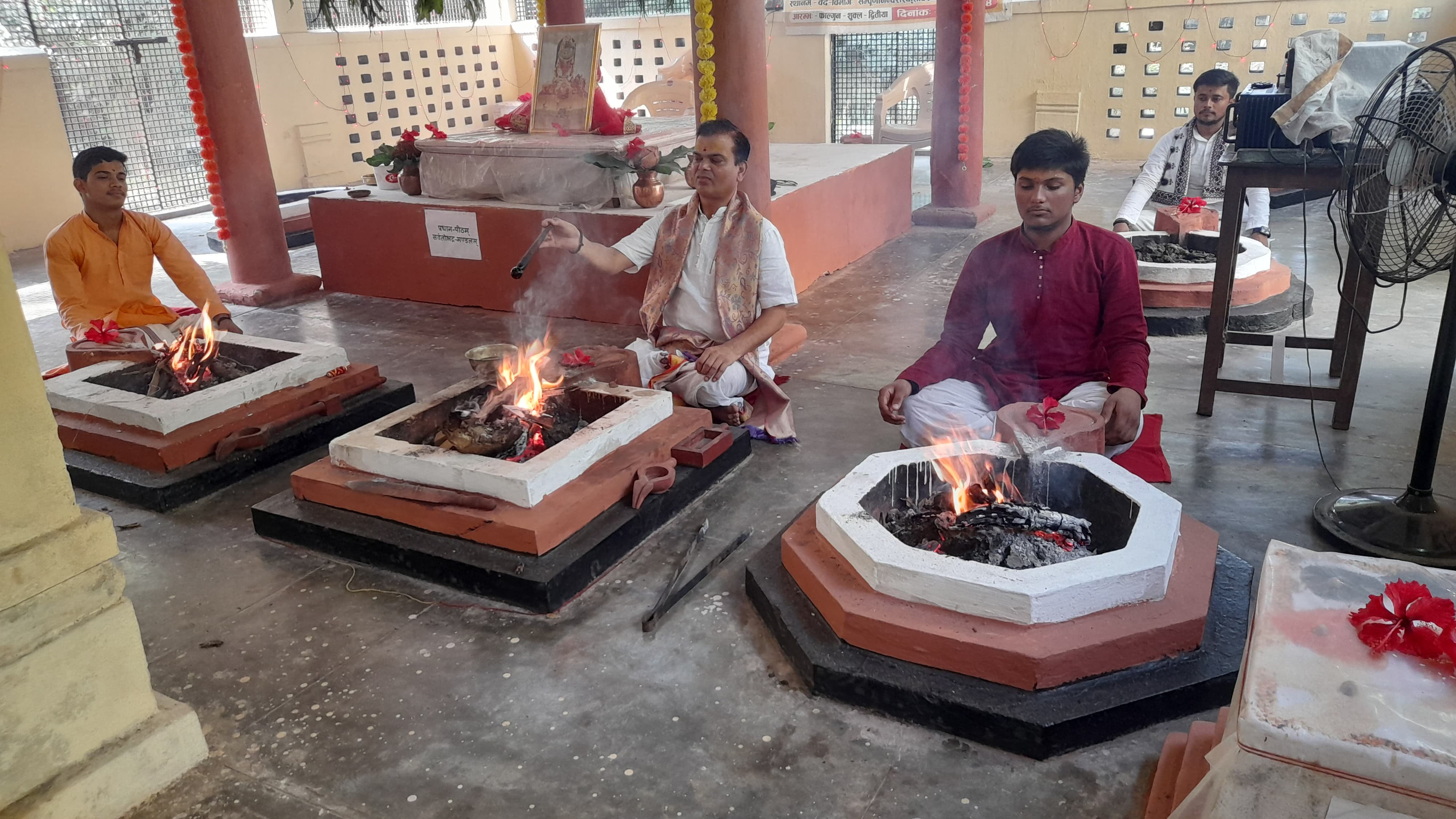 महालक्ष्मी यज्ञ में शामिल वेदपाठी: फोटो बच्चा गुप्ता महालक्ष्मी यज्ञ में शामिल वेदपाठी: फोटो बच्चा गुप्ता