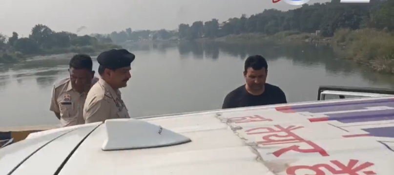 महिला के शव को खोजने पहुंची पुलिस