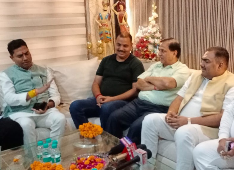 पत्रकारों से वार्ता करते तेलंगाना प्रदेश महामंत्री पत्रकारों से वार्ता करते तेलंगाना प्रदेश महामंत्री