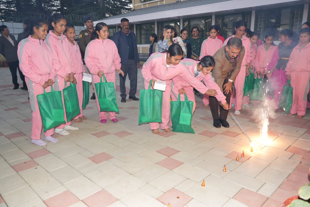 सीएम ने अनाथ और विशेष रूप से सक्षम बच्चों के साथ मनाई दिवाली सीएम ने अनाथ और विशेष रूप से सक्षम बच्चों के साथ मनाई दिवाली