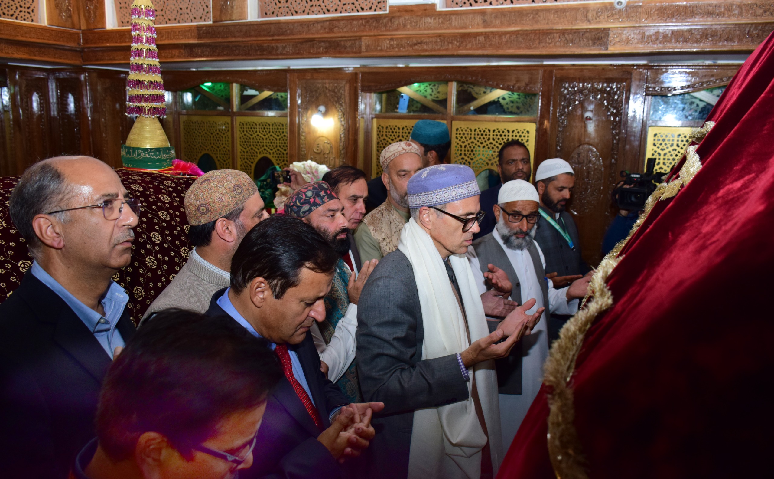 मुख्यमंत्री उमर अब्दुल्ला ने शेख नूरुद्दीन नूरानी (आरए) के उर्स पर चरार-ए-शरीफ में हाजिरी दी मुख्यमंत्री उमर अब्दुल्ला ने शेख नूरुद्दीन नूरानी (आरए) के उर्स पर चरार-ए-शरीफ में हाजिरी दी