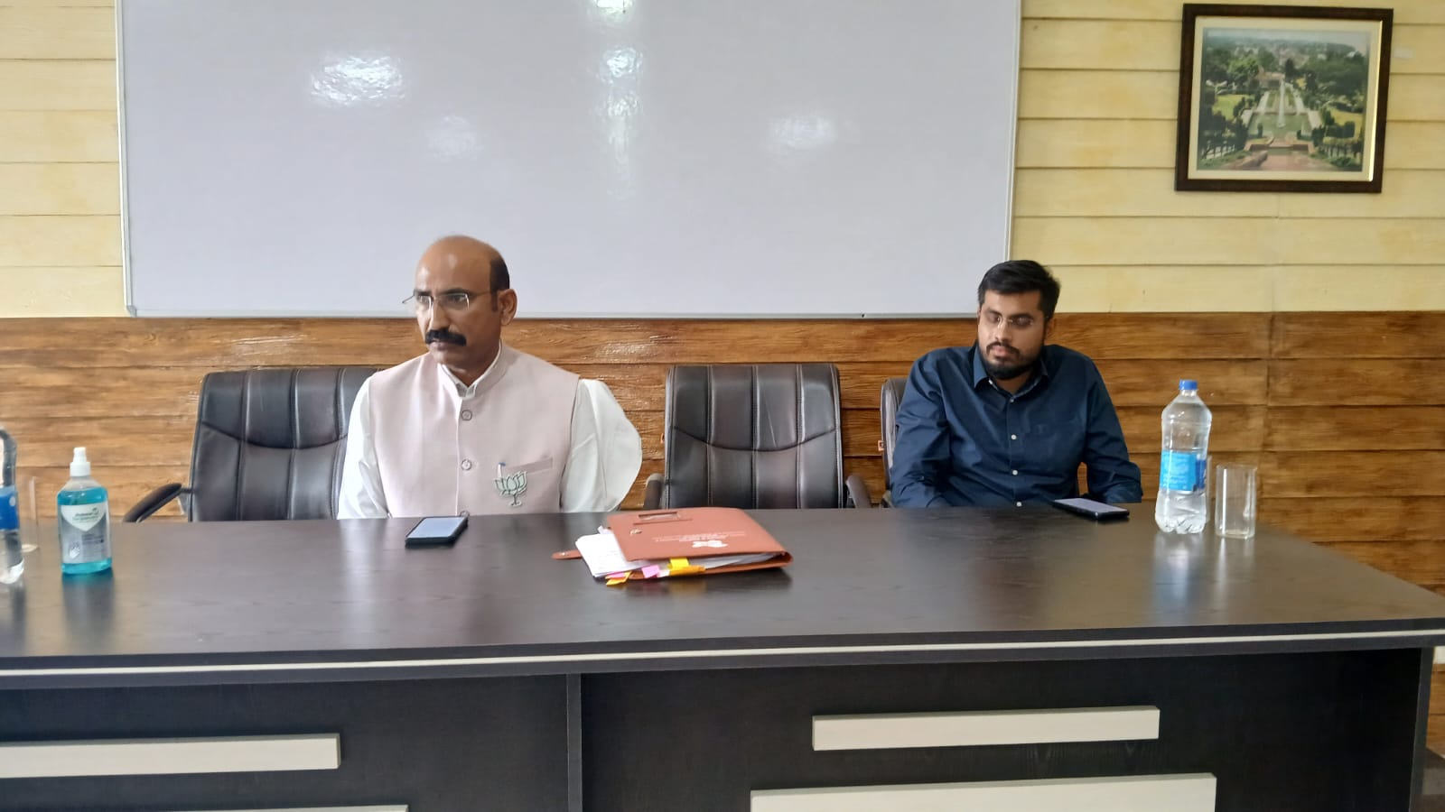 तय समय सीमा में हल हों लोगों की समस्याएं: मोहन लाल तय समय सीमा में हल हों लोगों की समस्याएं: मोहन लाल