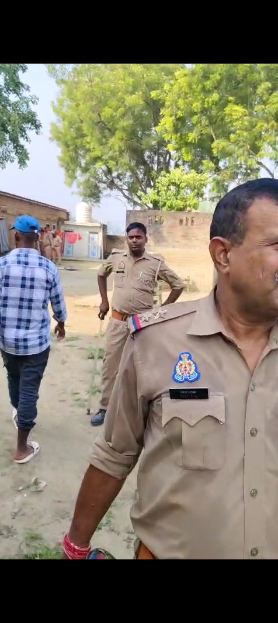 घटना की जांच कर रही पुलिस घटना की जांच कर रही पुलिस
