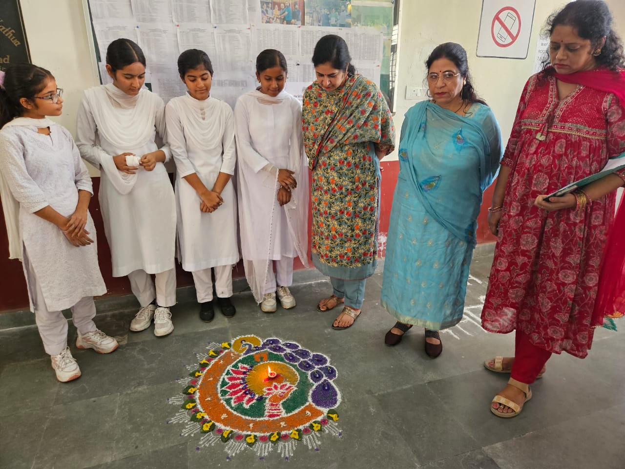 राजकीय महिला डिग्री कॉलेज कठुआ ने रंगोली प्रतियोगिता के साथ दिवाली मनाई राजकीय महिला डिग्री कॉलेज कठुआ ने रंगोली प्रतियोगिता के साथ दिवाली मनाई