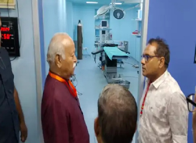 ग्वालियर में आरोग्यधाम अस्पताल का अवलोकन करते हुए संघ प्रमुख डॉ. भागवत ग्वालियर में आरोग्यधाम अस्पताल का अवलोकन करते हुए संघ प्रमुख डॉ. भागवत