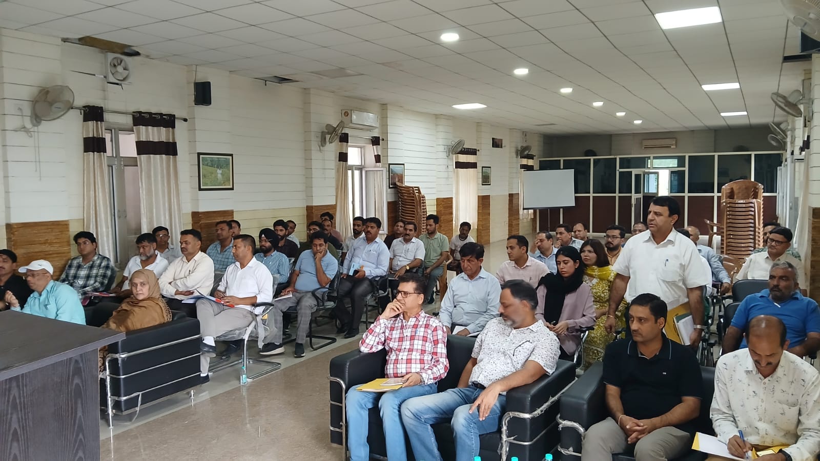 तय समय सीमा में हल हों लोगों की समस्याएं: मोहन लाल तय समय सीमा में हल हों लोगों की समस्याएं: मोहन लाल